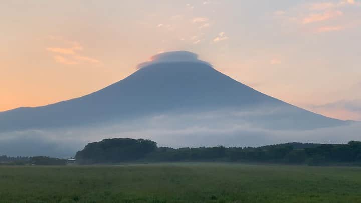 phantastic420のインスタグラム：「. 🤩🤩“Shizuoka” prefecture in Japan is a place where you can see the most “phantastic” Mt. Fuji🗻 in the world.🤩 #富士山 #mtfuji #japan #shizuoka #fujinomiya  #phantastic420photography #mostphantasticmtfuji #selamatpagi  #goodmorning  #おはようございます 😇😇😇😇😇😇😇🗻😇😇 今朝のうっすらです🤣」