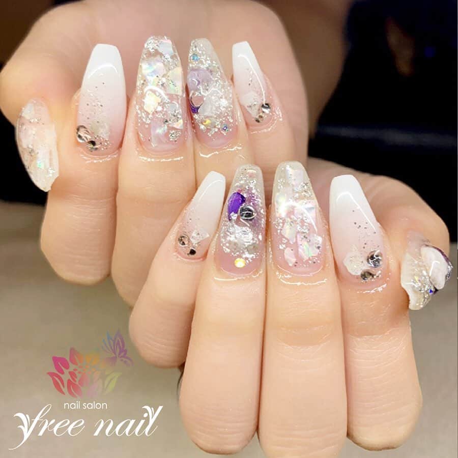 free nail フリーネイルのインスタグラム：「. お客様ネイル💅🏻👒✨ . クリアシェルネイル🐚✨ . 夏の美爪はホワイトグラデ🦢✨ . ⇨スワイプして動画もチェック🎬✨ . ご来店ありがとうございました🙇🏻‍♀️🙇🏻‍♀️🙇🏻‍♀️💗 . #ネイル #フリーネイル #ネイルアート #ジェルネイル #ネイルサロン #大阪ネイルサロン #ネイルデザイン #ネイルチェンジ #グラデーションネイル #ラメネイル #シェルネイル #埋め込みネイル #天然石ネイル #ストーンネイル #ホワイトネイル #スクエアネイル #デザインネイル #トレンドネイル #シンプルネイル #美爪ネイル #夏ネイル #美甲 #日式美甲 #summernails #nailsart #nailsalon #nailsdid #newnails #newnail #freenail」