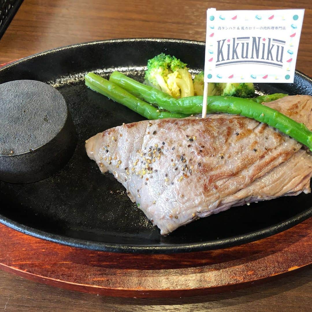 GOSAMARUのインスタグラム：「‪先程、Kikunikuさんに行ってきました。松葉杖でご迷惑お掛けしましたがお料理はめちゃくちゃ美味しかったです。‬ ‪筋肉モリモリ夢がもりもりです( 笑 )‬ ‪美味しかった😋‬ ‪https://kikuniku.owst.jp/‬ ‪#Kikuniku #rd_pw #ステーキ #GOSAMARU #沖縄 #高タンパク質 #低カロリー ‬ そして、あと、2週間はギプス生活😓」