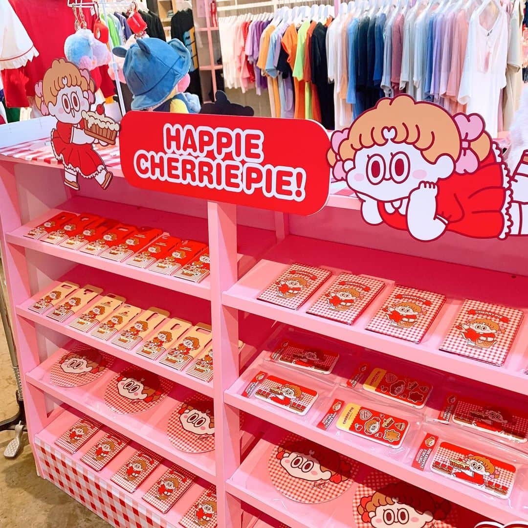 Chuuのインスタグラム：「CHUU X LEEGONG season.4✨ 🍒CHERRY PIE EDITION🍒  더 귀여워진 이번 콜라보,  오프라인도 입고완료💓 @mynameis20」