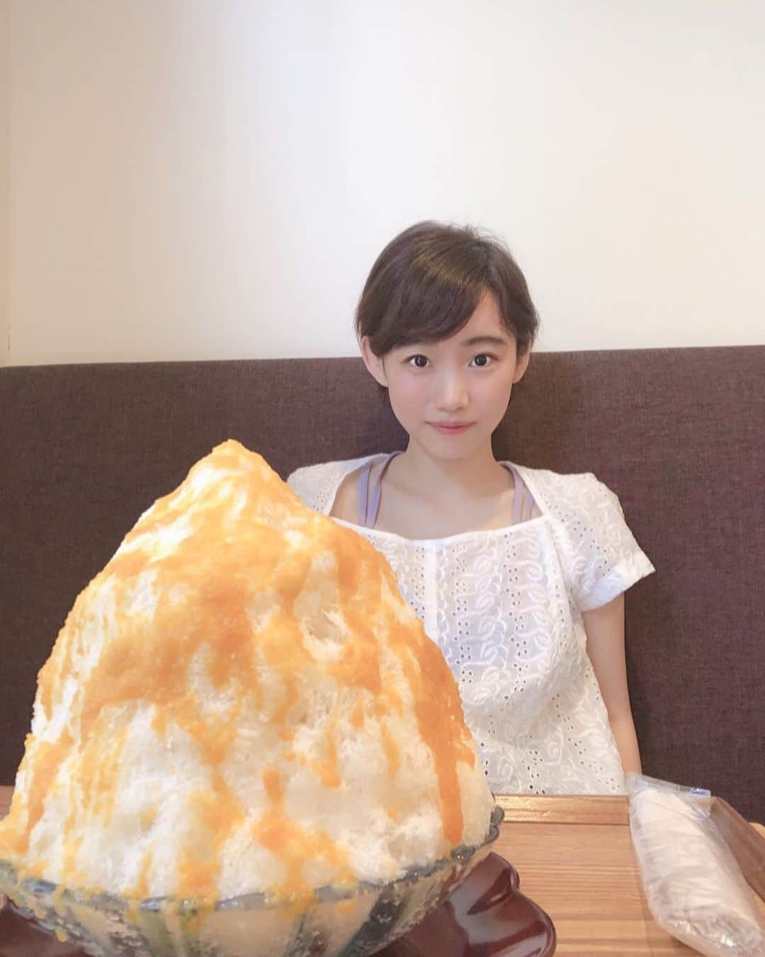 Baekのインスタグラム：「夏だ〜！！ かき氷だ〜！！😆 今更ですが髪の毛を短くしました！ まだまだ先のことなのですが、今年はとても楽しみなお知らせがあってそれに向けて頑張ります！早速来月からそのスタートでちょっととおいとこに冒険に行くのでとてもワクワクしています！🦋 今日はその打ち合わせなので気合いをいれる！ということで大好きな鬼灯のかき氷を食べました😂お、お、おいしいー！ #けどしゃしんとられると顔が固まるw #もうひとつたべれそう😂 #かき氷  #夏」