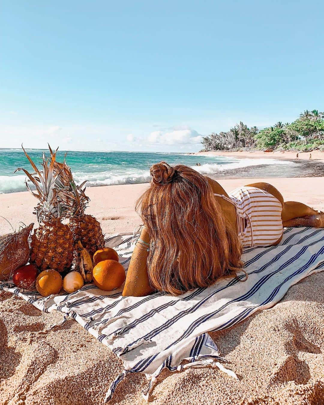 ユミ さんのインスタグラム写真 - (ユミ Instagram)「We swam in the ocean and relaxed taking naps at the beach🥥🌴😴💤 泳いだ後にうとうとお昼寝してたら、 一気に波が高くなってて この後ブランケットごとびっしょりいった😂 けど気持ちよかった〜☀🤤🧡 #beachlife#ocean#nap#Hawaii#sleep」6月19日 15時08分 - yuminchu1029