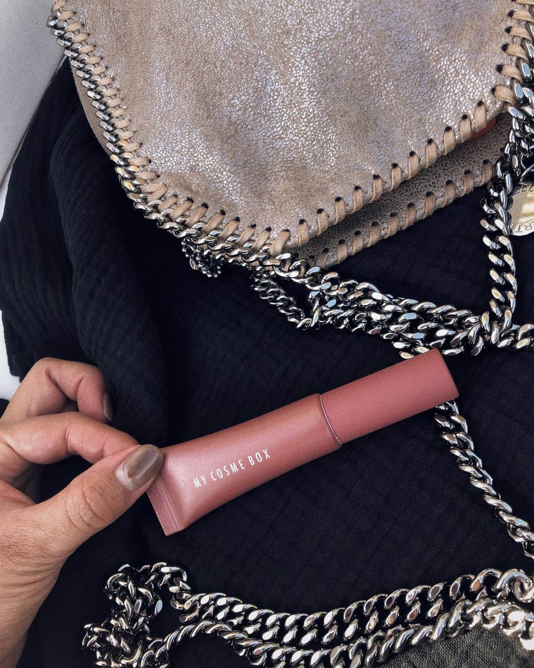 のインスタグラム：「今日のLIPは MY COSME BOX MY MAT LIP PAINT 💋DUSTY 大人な印象のダスティーピンク ぐっとくすませたピンクが どこか女性らしい口元に💋 絶妙で大好きないろ❤︎ #mycosmebox @mycosmebox_official WEB STOREから 送料無料、会員登録なしで スムーズにご購入頂けます🛒 ストーリーもしくは @mycosmebox_official  TOPのURLから 是非チェックしてみて下さい❤︎ #MYCOSMEBOX @trunc88_official」