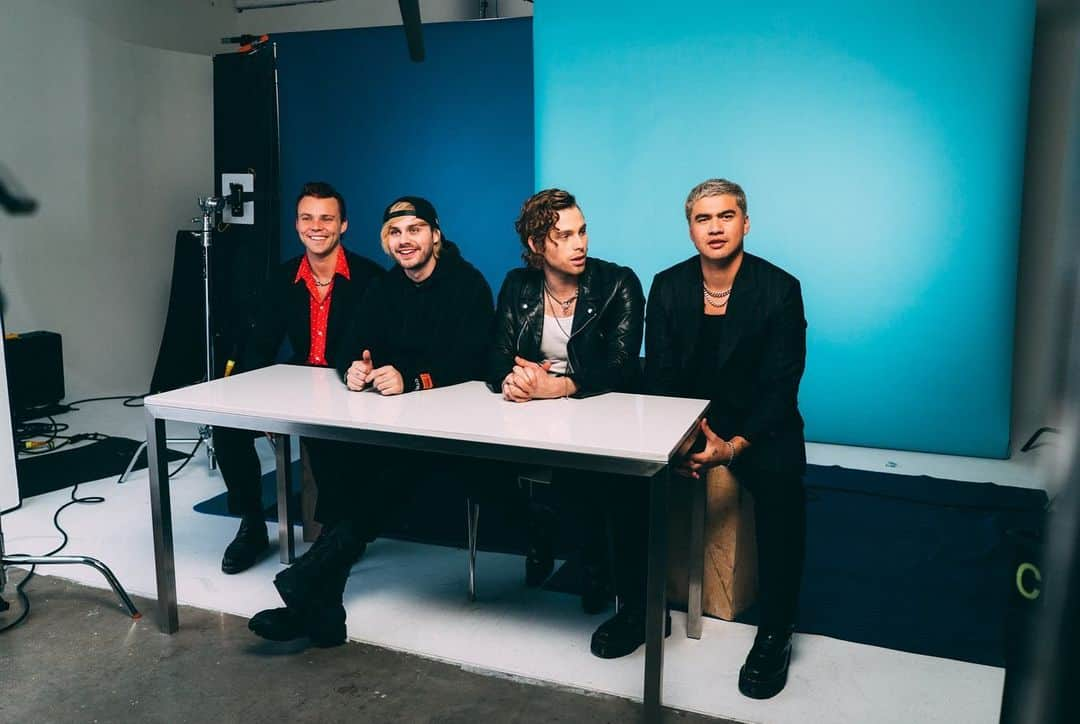 5 Seconds of Summerさんのインスタグラム写真 - (5 Seconds of SummerInstagram)「•• You can watch our @gq 10 Essentials episode now •• @dkessler」6月19日 15時19分 - 5sos