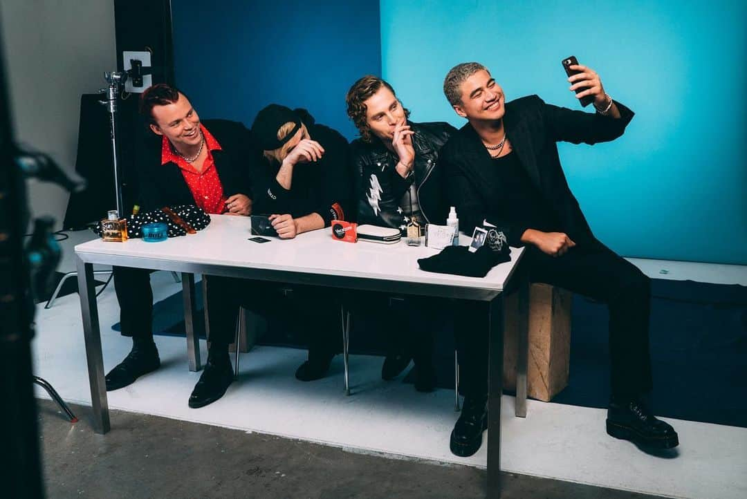 5 Seconds of Summerさんのインスタグラム写真 - (5 Seconds of SummerInstagram)「•• You can watch our @gq 10 Essentials episode now •• @dkessler」6月19日 15時19分 - 5sos