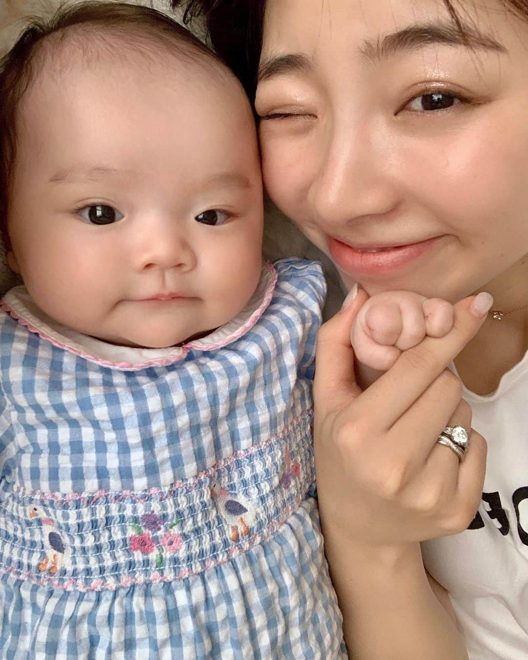 青山あみのインスタグラム：「最近はよ〜く笑うし、よ〜く喋る👶🏻❣️ 笑って欲しくて、全力で変顔とかしてみる🤪 はぁ〜ん" かわぃ♡  #生後7３日目 #女の子ママ」