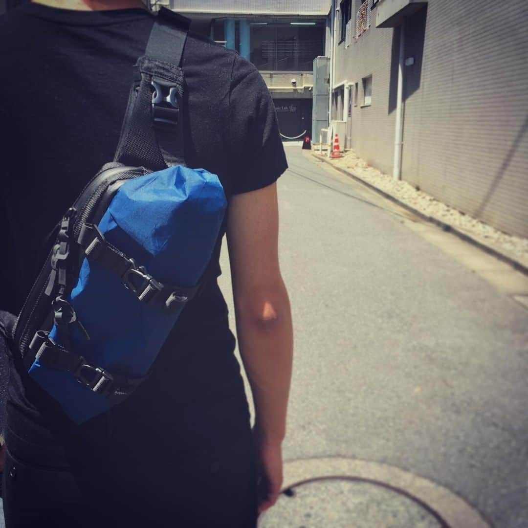 バッグ通販TORATOのインスタグラム：「＜CODE OF BELL＞PEAK SERIES X-POD CROSSPACK S NAVY/￥24,840 ▼TORATO @torato.jp  #torato #slowtraditional #slingbag #slingpack #fannypack #crosspack #crossbodybag #messengerbag #hippack #navy #minimaldesign  #minimal #travel #mens  #streetstyle #fashion #harajuku #tokyo #コードオブベル #バッグ #防水 #アウトドア #キャンプ #フェス #メッセ ンジャーバッグ #メンズファッション #トラト #ファッション #ネイビー」