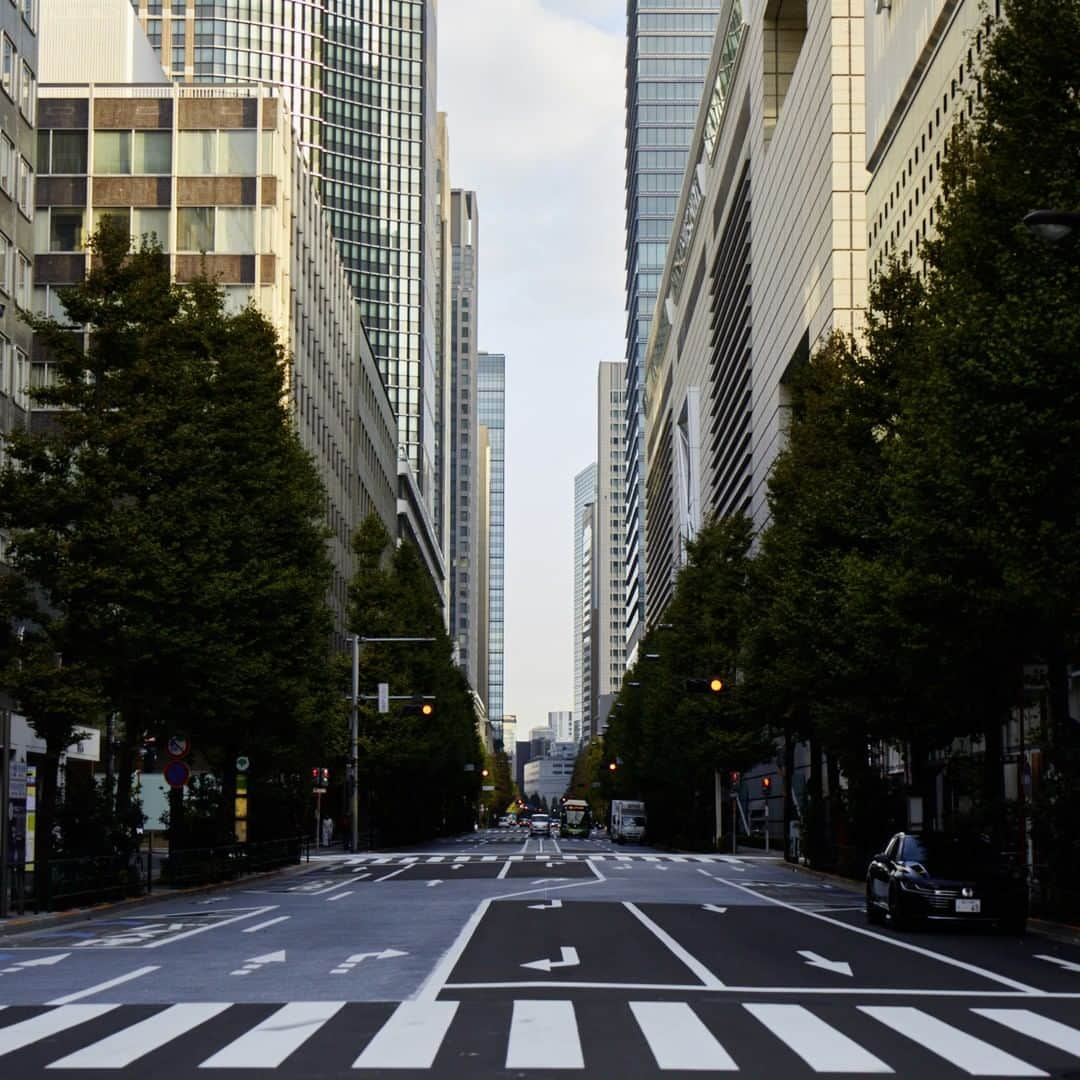 ルフトハンザさんのインスタグラム写真 - (ルフトハンザInstagram)「Unusually empty the street lies before us, to either side the concrete and glass skyscrapers rise high into the sky. In a few hours cars will fill the streets again. #Lufthansa #FlyToTokyo」6月19日 21時01分 - lufthansa