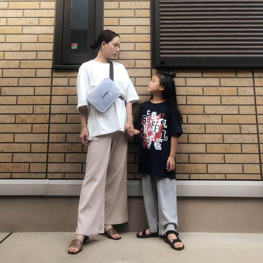 lily112988さんのインスタグラム写真 - (lily112988Instagram)「: #outfit . . 休みの日は ムスメとのリンクが楽しみ👯💓 . . mama tops @uniqlo  #オーバーサイズクルーネックt pants @uniqlo_ginza #コットンリブワイドパンツ bag @schoffel_japan  shoes @randa_pic  kids tops #schoffel pants @gu_for_all_  #スリットワイドパンツ shoes @sesto_shoes . . オーバーサイズT ✕ リブワイドパンツ の ゆるゆるコーデ💭 . ショッフェルのTシャツ ムスメに取られた∑(°口°๑) でもさ わたしより似合うんだよな(ﾟﾛﾟ) #しゃーない そして オーバーサイズとはいえ もう兼用出来てしまうのか…… ムスメどこまで大きくなるのだ……((((°А°”))))))) : : : #mamagirl #ママ読モ #読モ #ママモデル #モデル #プチプラ高見えコーデ #cocoromii #おしゃれさんと繋がりたい #ママコーデ #大人カジュアル #撮影依頼受付中 #サロモ #サロンモデル #おやこーで #親子リンクコーデ #リンクコーデ #ママと娘 #uniqloginza #uniqloginza2019ss #uniqlo #シミラールック #gumania #ユニジョ」6月19日 20時54分 - lily112988