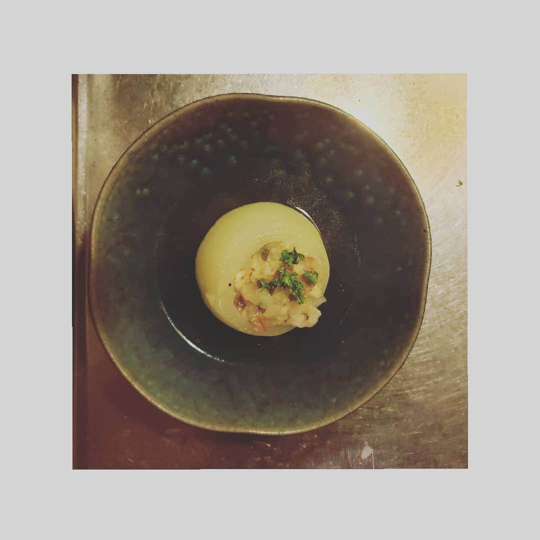 信國太志さんのインスタグラム写真 - (信國太志Instagram)「詰める料理って高等な響きに惹かれてやってみたくなったベーコン詰め玉葱 filled onion」6月19日 20時55分 - taishinobukuni