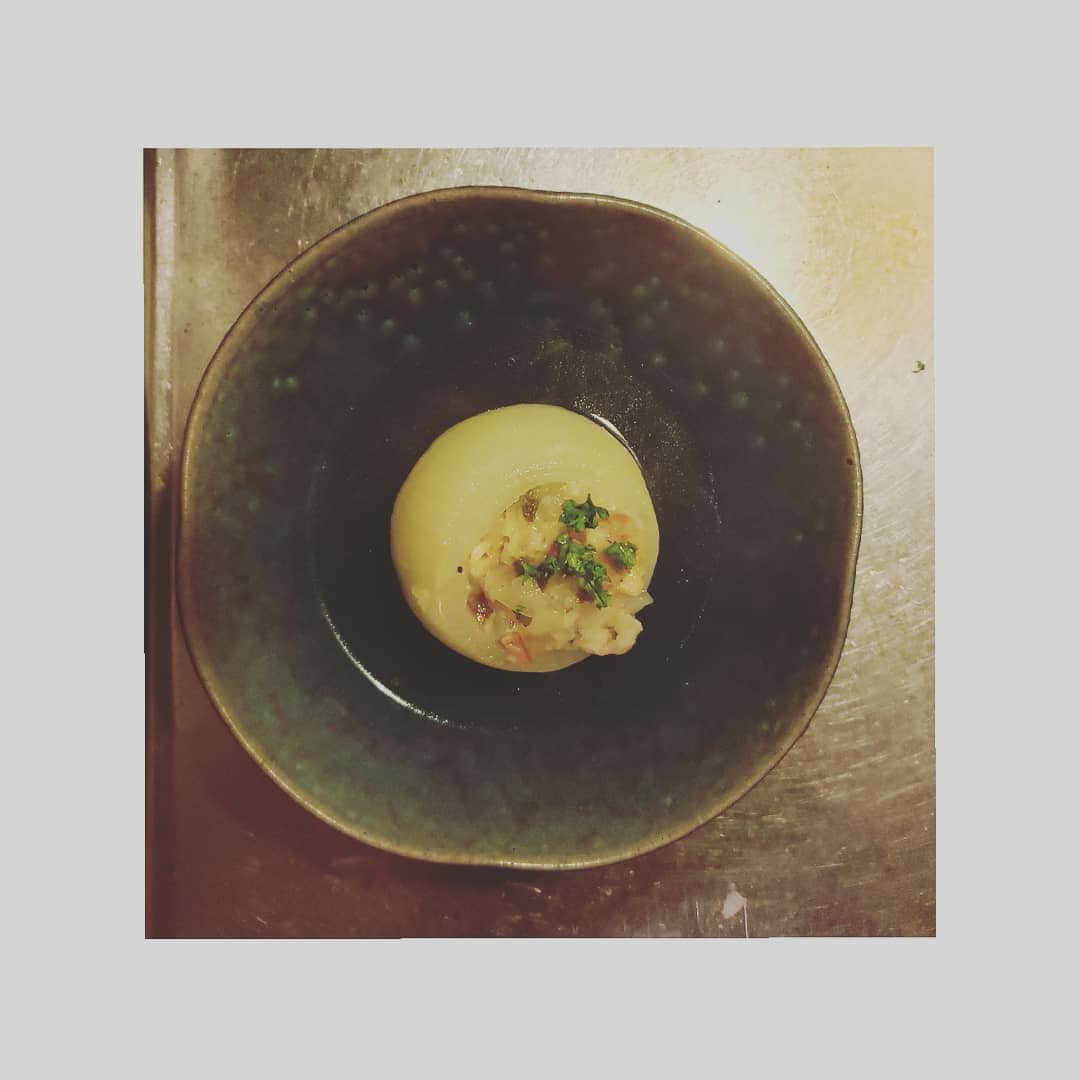 信國太志のインスタグラム：「詰める料理って高等な響きに惹かれてやってみたくなったベーコン詰め玉葱 filled onion」