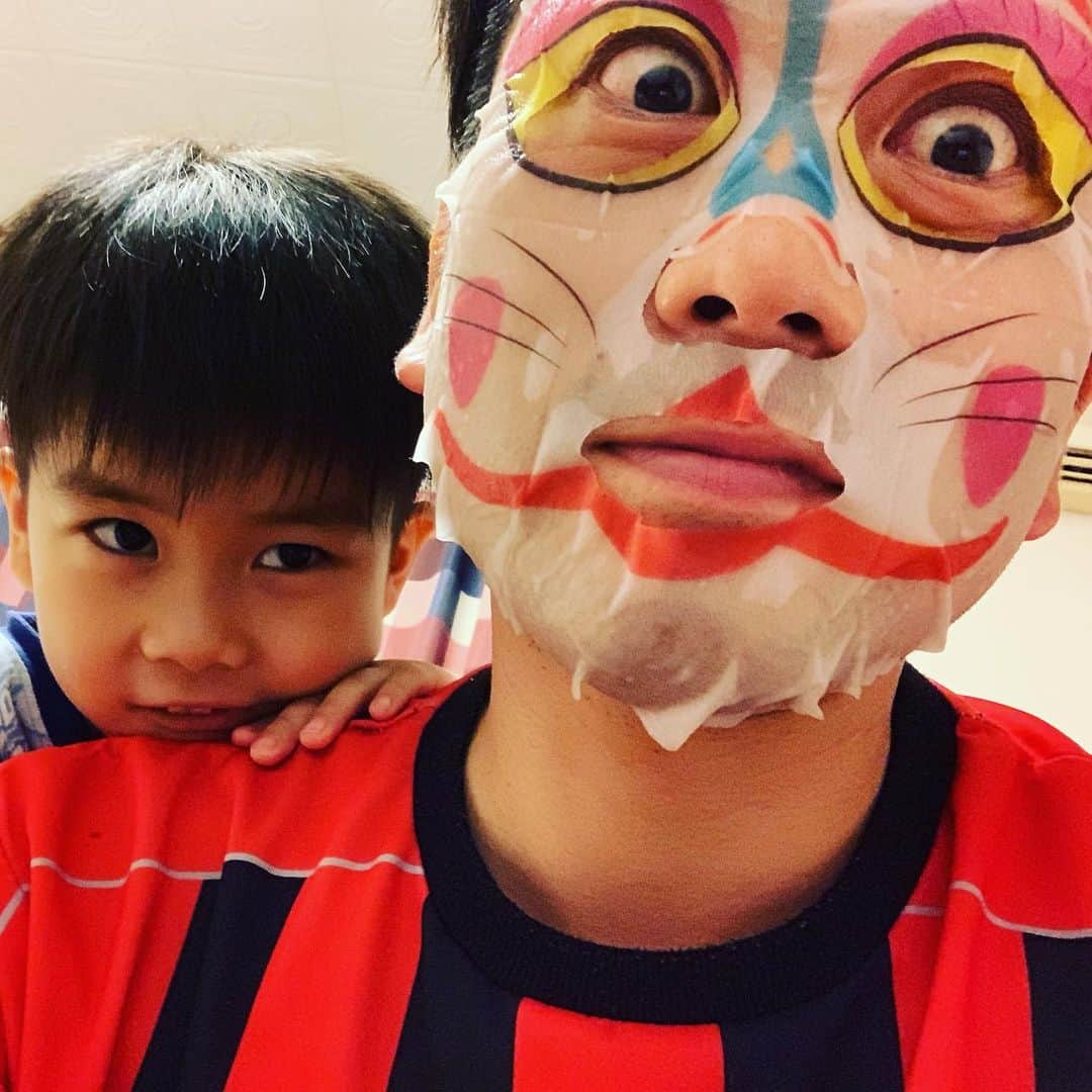 のインスタグラム：「小じわが目立つので、奥さんのパックをこっそり使用しました。 #お稲荷様 #太助  #3才の末っ子は号泣」
