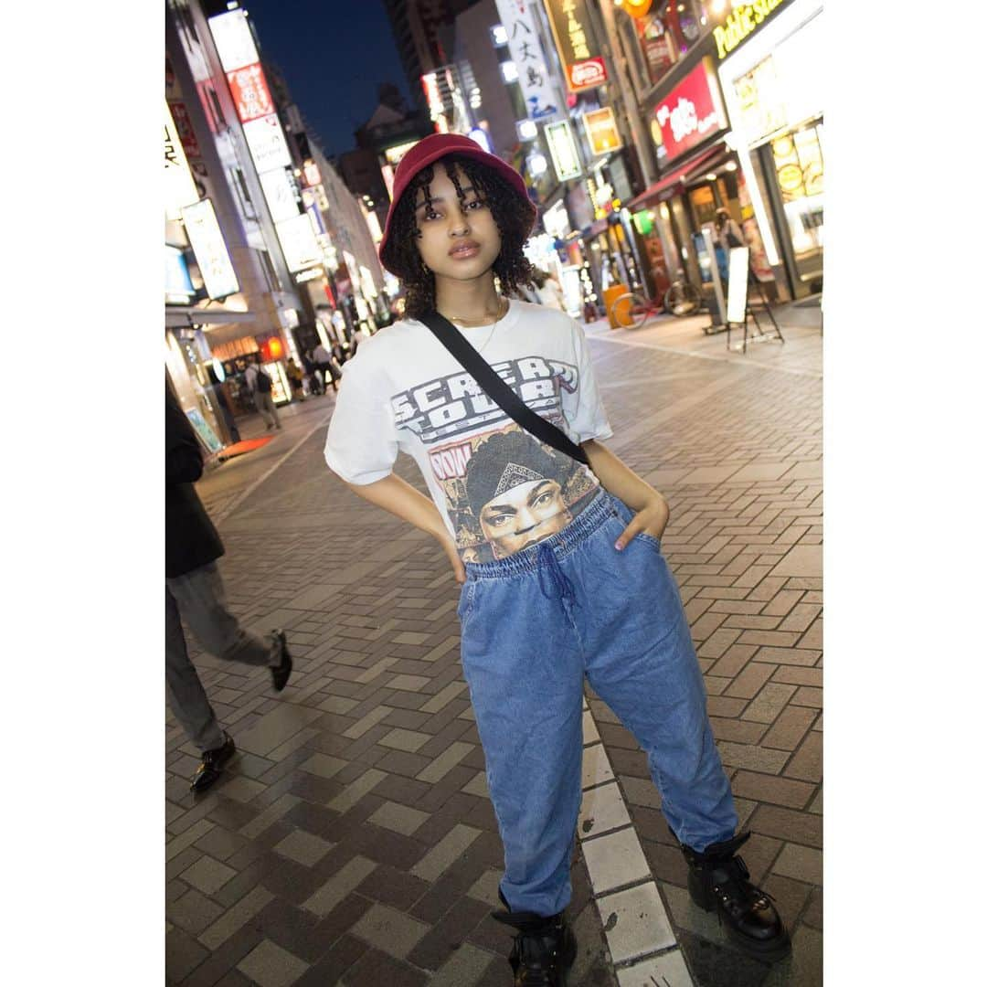 ELLE girl JAPANさんのインスタグラム写真 - (ELLE girl JAPANInstagram)「. -------------- 連載【 #UNIFORM🦄 】 . ELLEgirl UNI creatorが シーズンごとのお気に入りアイテムを使っておしゃれを提案する【UNI FORM🦄】。今月はTシャツを使った2WAYコーデをご紹介！ . 💁🏻‍♀️RINA(@rinahagai ) . お気に入りアイテム👉原宿のビンテージショップ、#ピンナップ で購入した古着のTシャツ . ダンサーのRINAちゃんは、敬愛するヒップホップアーティスト、バウ・ワウのフェイスプリントTで、得意の’90sコーデを実践🏁 古着ならではのビッグサイズを、ボトムにインしてメリハリを出したのがポイント✔️スエットパンツとタイトなミニスカートで着回し💘 . . #ELLEgirl #ELLEgirlUNI #uniform #ヴィンテージtシャツ #ヴィンテージ#pinnap #pinnaptokyo #古着 #ootd #instalove #古着ファッション #古着tシャツ #古着女子 #古着女子コーデ #90sfashion #bowwow #プリントt #スエットパンツ #スエットパンツコーデ #タイトスカートコーデ #タイトスカート #着まわし #着まわしコーディネート #90s --------------」6月19日 20時59分 - ellegirl_jp