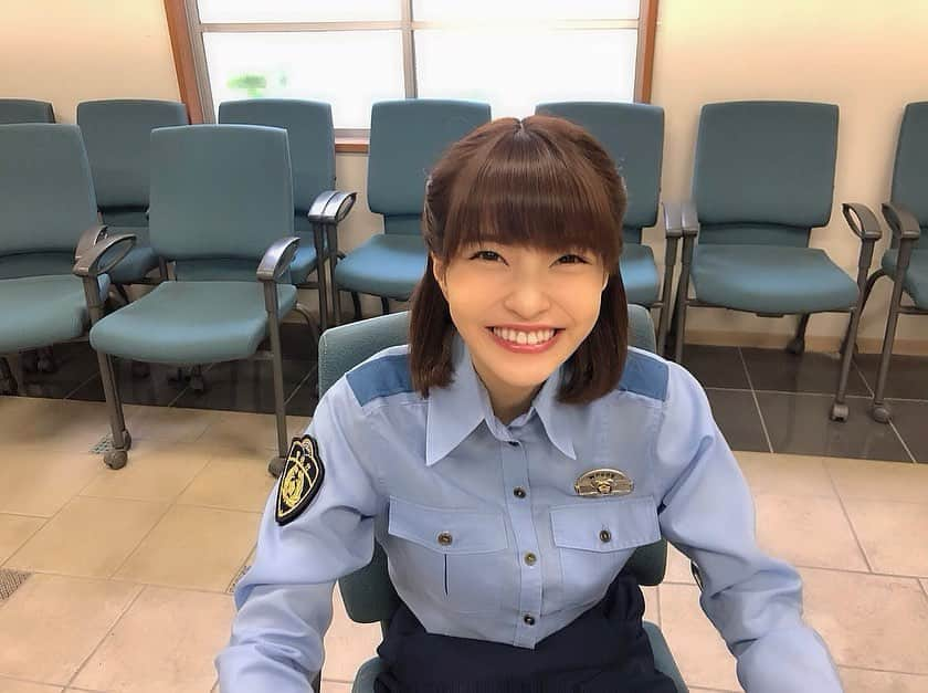 岸明日香さんのインスタグラム写真 - (岸明日香Instagram)「ゼロ係、私が演じる弥生ちゃんは 昨日クランクインして今日も撮影でした✨ 刑事ドラマということを忘れてお腹痛いくらい笑ってます。。 でも事件はかなりシリアス。。 不思議な黄金比🥺🥺🥺 皆様キャラが濃くて今日も素敵です🥺💕笑  写真はなにか喋ってる途中ww #金曜８時のドラマ #警視庁ゼロ係」6月19日 15時42分 - aspoo02