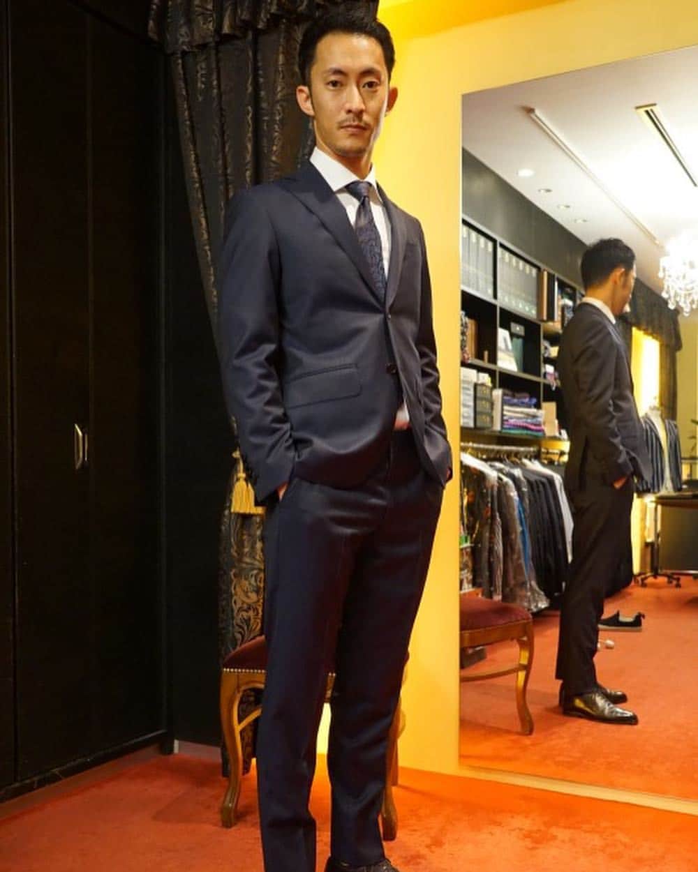 のインスタグラム：「Smart bespoke suits. ・ スマートに。引き算のオーダースーツ。オススメです。 ・ #streetstyle #streetphotography #dapper #dappermen #dandy #dandystyle #dapperfashion #menwithclass #mensclothing #menwithstyle #menswear #mensweardaily #outfitoftheday #ootdfashion #style #gentlemen #gentlemanstyle #mnswr #fashionblogger #classicman #tailormade #vintagestyle #gq #dapperstyle#suit  #pittiuomo #gqstyle #ordersuit #オーダースーツ #オーダースーツ大阪」