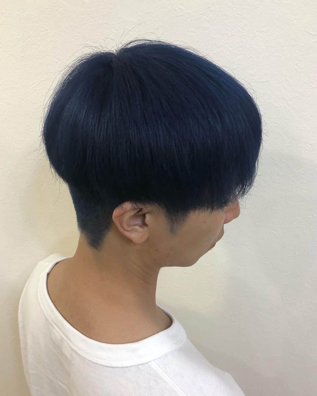 salon PRATiNO(サロンプラチノ)のインスタグラム：「. 💙BLUE HAIR💙. . men'sの真っ青なBLUE hair🐬🌴 とてもクールな印象にもなり 深いBLUEなので モードな印象にもなります❣️ ． BLUE hairは いろんな雰囲気を出せるので オススメ💗 ． 濃く入れることで 色落ちも楽しめます！ ． 夏のレジャーシーズン 色落ちも楽しみつつ 派手カラーはいかがですか？ . . 【CLAVIS PRATINO】 ◇月曜日～土曜日 11:00～20:00 ◇日曜日 11:00～18:00 ※時間外はお問い合わせください。 愛知県名古屋市中区錦3-4-19石垣ビル７Ｆ ☎︎052-962-7017 . . #hairstyle #hair #cornrow #clavispratino #pratino #hairsalon #FIBREPLEX #nagoya #haircolor #love #特殊ヘア #ブラックヘア  #コーンロウ #ブレイズ  #派手髪 #ヘアカラー  #外国人風カラー#バレイヤージュ #グラデーション  #美容室 #ヘアサロン #クラビスプラチノ #名古屋 #栄 #錦」