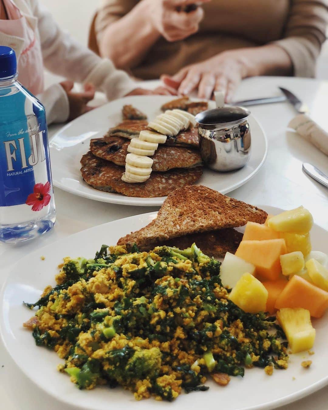 翁安芸さんのインスタグラム写真 - (翁安芸Instagram)「Breakfast @springcafeaspen ☀️ アスペンでのお気に入りのオーガニックカフェで朝食。私はケールやブロッコリーの豆腐スクランブル🥬🥦 娘はグルテンフリーのブリーパンケーキ🥞🍴💗 #aspen #springcafe #breakfast #アスペン #朝食」6月19日 15時52分 - akinyc