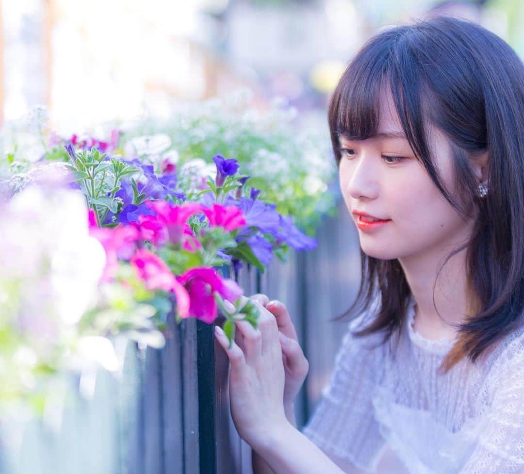 のインスタグラム：「⚐ . . . . #麻豆 #攝影 #拍攝 #寫真 #人像 #人像攝影 #人像寫真 #被写体 #外拍 #模特 #인물사진 #笑顏 #모델 #섹시 #미인 #패션모델 #인물사진화보 #portraitmood #ポートレートモデル #ポートレート撮影 #portraitphotography #日本代購 #花畑 #flowergarden #flowers #朝日 #sunshine #被写体募集中 #instalove」
