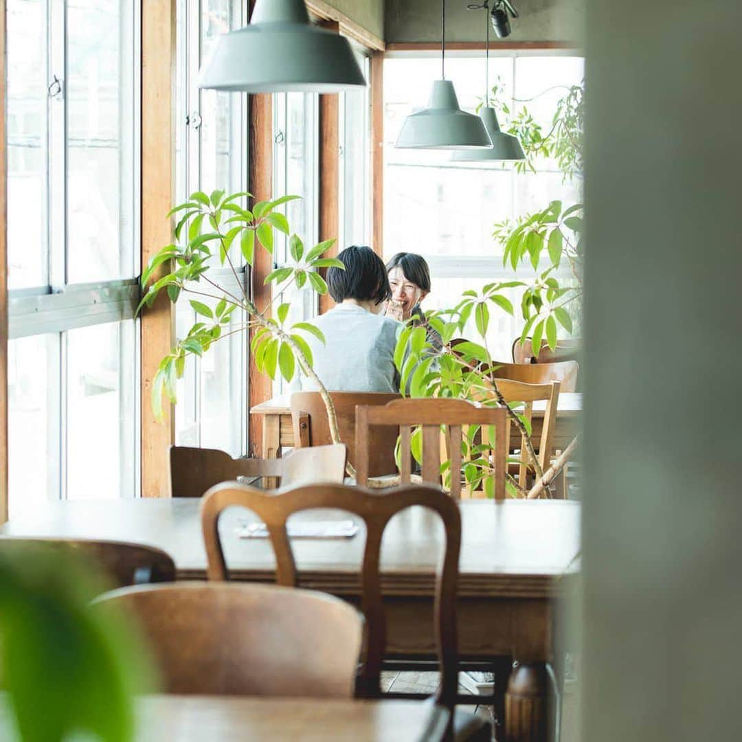 佐藤友子さんのインスタグラム写真 - (佐藤友子Instagram)「尊敬する、そしてひとりの人として大好きな小説家・土門蘭さんと『なんとか暮らしてます』というタイトルで対談をさせてもらいました。 ・ 当店サイト上で前編・後編の2話連載で、すでにそれぞれ公開されていますので、ぜひお読みいただけたらうれしいです。 ・ 彼女と出会ったのは、あるインタビューがきっかけでした。 彼女が『経営者の孤独』というウェブの連載シリーズで取材してくれたことが出会いの最初でした。 ・ もともと土門さんが書く文章、文体に心を打たれていたわたしは、彼女が取材に来てくれるのが楽しみでしょうがありませんでした。 それくらい一度お会いしてみて話してみたい人だった。 ・ そのせいでしょうか。 取材を受けているのはわたしなのですから、わたしがたくさん話をしなければいけないところ、わたしは彼女にも興味をもってたくさん質問をしてしまいました。 「土門さんはどう思う？」という目で彼女を見つめてしまいました（笑） ・ それがふたりでの対話が思わぬ方向にいった最初の体験でした。 この面白い出会いをお客さまともシェアしたいと思い、当店の編集スタッフが土門さんとわたしの対談企画を考えてくれまして。 今年の3月。ようやくあたたかくなりかけてきた頃、土門さんが暮らす京都を訪れ、素敵なカフェで対談をさせてもらいました。 ・ 対談テーマは「料理」。 「なんとか暮らしている」ふたりで、自己肯定感について、自分たちがもっている過剰さについて、などなど料理から派生して思いがけない話題にまで及ぶことができました。 ・ 土門さんが相手だから、きっとこういう会話になったのだと思います。 しかも、対談相手となってくださった土門さんが「ならでは」の視点と文体で記事の執筆もしてくださいました。 ぜひ、たくさんの方に読んでいただけたらうれしいです。 ・ (写真:片岡杏子) ・ #なんとか暮らしてます #なん暮ら ・ #記事はプロフィールのリンクから当店サイトへ #新着読みもの一覧からどうぞ #北欧暮らしの道具店  #土門蘭」6月19日 15時57分 - tomokosato_hokuohkurashi