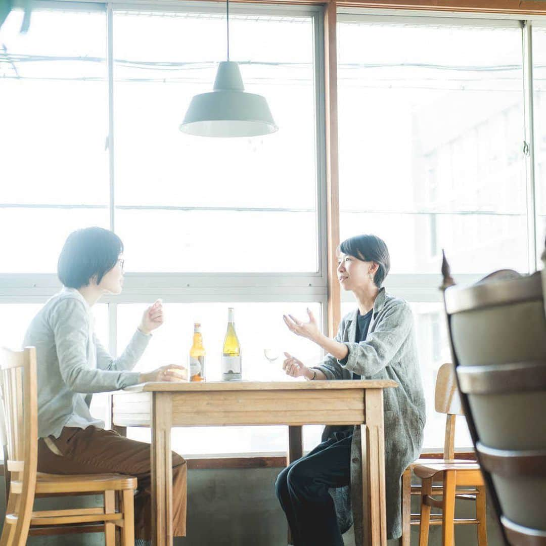 佐藤友子さんのインスタグラム写真 - (佐藤友子Instagram)「尊敬する、そしてひとりの人として大好きな小説家・土門蘭さんと『なんとか暮らしてます』というタイトルで対談をさせてもらいました。 ・ 当店サイト上で前編・後編の2話連載で、すでにそれぞれ公開されていますので、ぜひお読みいただけたらうれしいです。 ・ 彼女と出会ったのは、あるインタビューがきっかけでした。 彼女が『経営者の孤独』というウェブの連載シリーズで取材してくれたことが出会いの最初でした。 ・ もともと土門さんが書く文章、文体に心を打たれていたわたしは、彼女が取材に来てくれるのが楽しみでしょうがありませんでした。 それくらい一度お会いしてみて話してみたい人だった。 ・ そのせいでしょうか。 取材を受けているのはわたしなのですから、わたしがたくさん話をしなければいけないところ、わたしは彼女にも興味をもってたくさん質問をしてしまいました。 「土門さんはどう思う？」という目で彼女を見つめてしまいました（笑） ・ それがふたりでの対話が思わぬ方向にいった最初の体験でした。 この面白い出会いをお客さまともシェアしたいと思い、当店の編集スタッフが土門さんとわたしの対談企画を考えてくれまして。 今年の3月。ようやくあたたかくなりかけてきた頃、土門さんが暮らす京都を訪れ、素敵なカフェで対談をさせてもらいました。 ・ 対談テーマは「料理」。 「なんとか暮らしている」ふたりで、自己肯定感について、自分たちがもっている過剰さについて、などなど料理から派生して思いがけない話題にまで及ぶことができました。 ・ 土門さんが相手だから、きっとこういう会話になったのだと思います。 しかも、対談相手となってくださった土門さんが「ならでは」の視点と文体で記事の執筆もしてくださいました。 ぜひ、たくさんの方に読んでいただけたらうれしいです。 ・ (写真:片岡杏子) ・ #なんとか暮らしてます #なん暮ら ・ #記事はプロフィールのリンクから当店サイトへ #新着読みもの一覧からどうぞ #北欧暮らしの道具店  #土門蘭」6月19日 15時57分 - tomokosato_hokuohkurashi