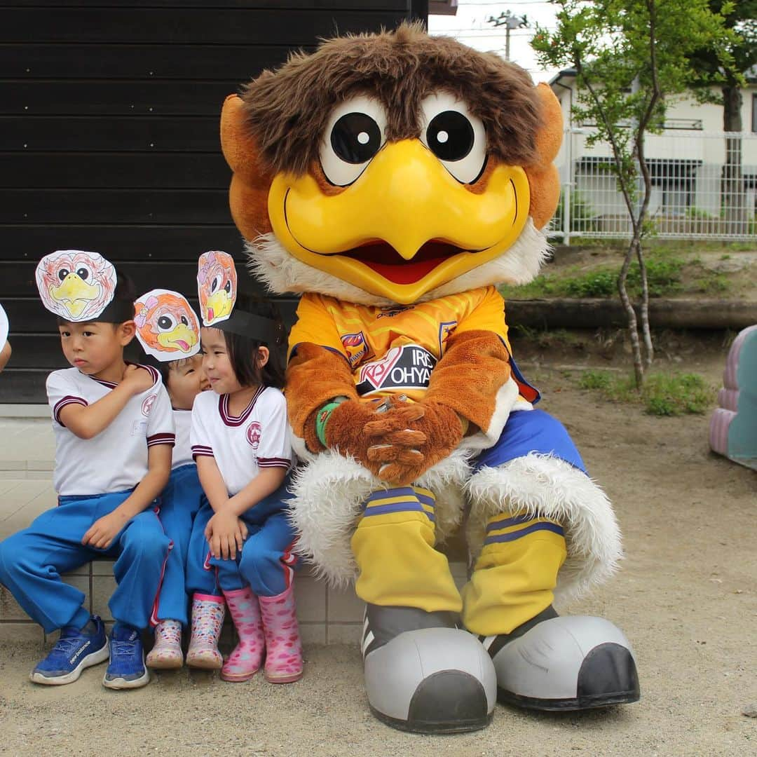 ベガルタ仙台さんのインスタグラム写真 - (ベガルタ仙台Instagram)「6月19日 学校法人おおとり学園 もみじが丘幼稚園にて、幼稚園キッズサッカーキャラバンを開催 #幼稚園キッズサッカーキャラバン #サッカー教室 #平瀬智行 #クラブコーディネーター #菅井直樹 #地域連携課 #ベガッ太 #ベガルタ仙台スクールコーチ  #学校法人おおとり学園もみじが丘幼稚園 #クラブ創立25周年記念事業 #KIZUNA未来プロジェクト #絆フットボール  #載せる平瀬 #見守る菅井 #座るベガッ太 #恥ずかしがる園児 #特別参加 #ベガッ太隊 #ルターナ隊 #ベガルタ仙台 #仙台 #サッカー #Jリーグ #2019シーズン #スローガン #ReVolution」6月19日 15時57分 - vegaltasendai