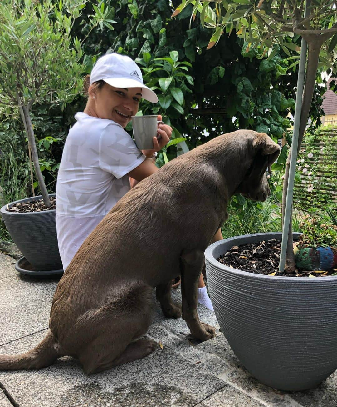 Katrin Fehmさんのインスタグラム写真 - (Katrin FehmInstagram)「So sieht ein perfekter Morgen für mich aus 💙! Einen Kaffee Americano, meinen Hund, die Ruhe auf der Terrasse und natürlich meine kleine Schwester, die das Foto schießt (loveyou)! Wie sieht bei euch der perfekte Morgen aus? ☀️ . . . #goodmorning #morningvibes #labilove #silverlab #kanda #kaffeelove #perfectmorning」6月19日 15時58分 - katifehm