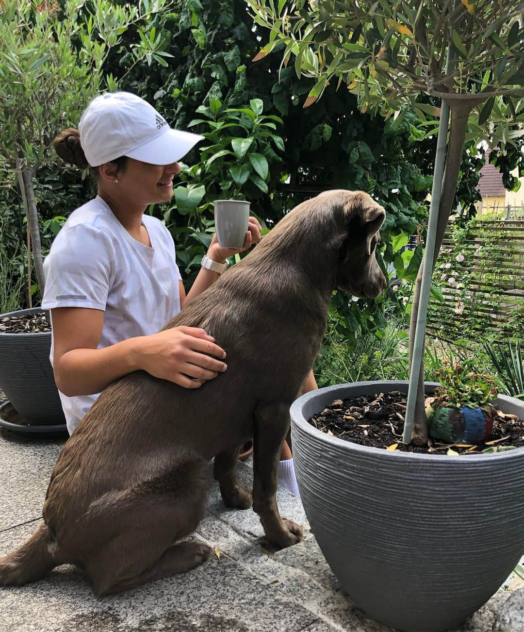 Katrin Fehmのインスタグラム：「So sieht ein perfekter Morgen für mich aus 💙! Einen Kaffee Americano, meinen Hund, die Ruhe auf der Terrasse und natürlich meine kleine Schwester, die das Foto schießt (loveyou)! Wie sieht bei euch der perfekte Morgen aus? ☀️ . . . #goodmorning #morningvibes #labilove #silverlab #kanda #kaffeelove #perfectmorning」