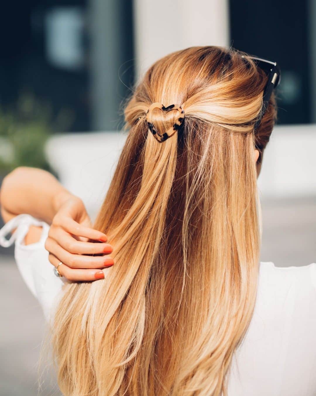 アクセサライズのインスタグラム：「Fall in love with the tortoiseshell trend thanks to our heart-shaped hair clip. This resin style has a cut-out design in neutral, to suit all hair colours.  Tap the link in the bio to shop now.  #Accessorize #Accessorizer」