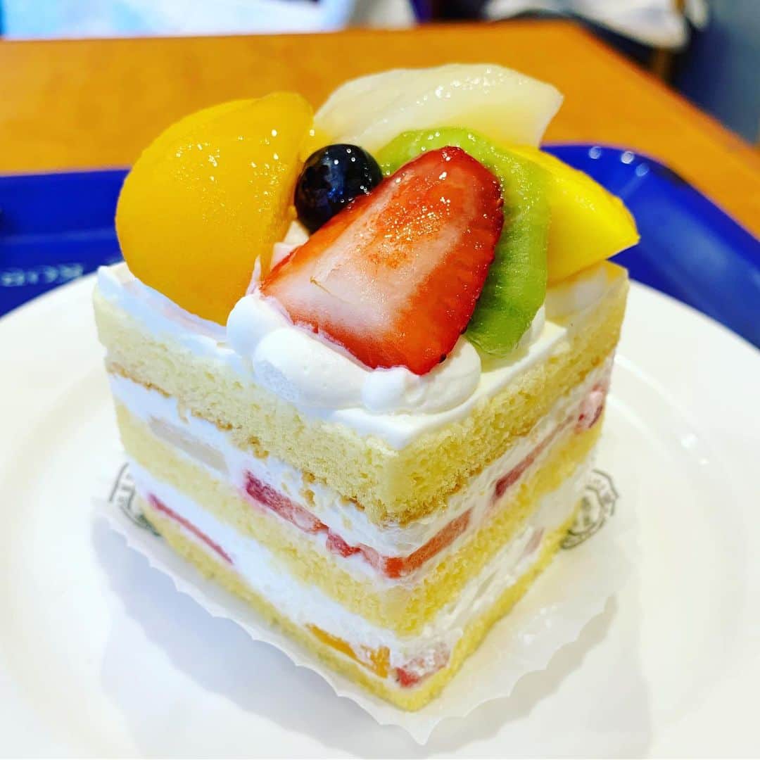 結城さなえさんのインスタグラム写真 - (結城さなえInstagram)「フルーツショートケーキ🍰 撮影の後のご褒美✨ ご褒美、という日本語が大好きです❤️ その響きだけで「へへへ」というにんまり顔になります。 にんまり☺️ This lovely cake makes me happy✨ ☆ #フルーツ #ショートケーキ #生クリーム の層が #二段  #素晴らしい #高ポイント #いちご #マンゴー #キウイ #白桃 #黄桃 #ブルーベリー #スイーツ #ご褒美 #万歳 #食いしん坊万歳」6月19日 16時09分 - yuukisanae
