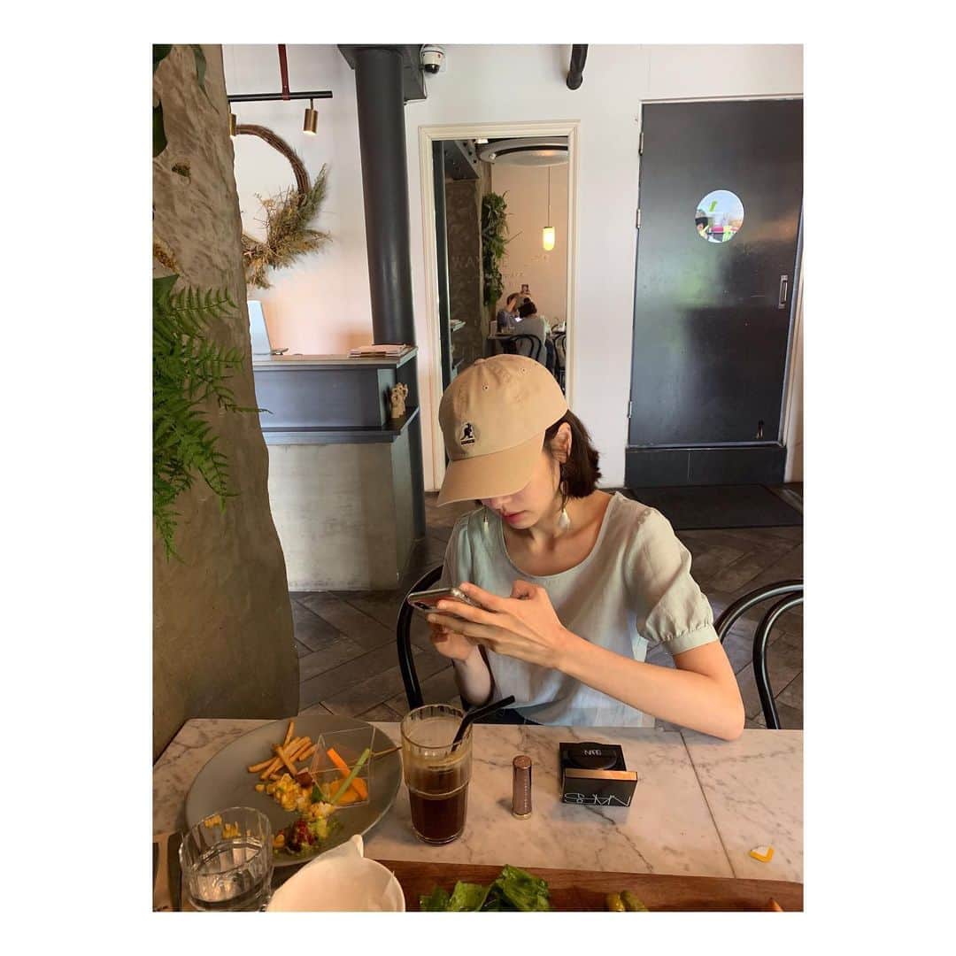 チョン・ソミンのインスタグラム：「제목 : 호이를 만나면  호이를 만나면  얌전하던(거짓말) 나는  키가 170이 되었다가  찍사가 되었다가 웃음을 참지못해 결국 빵터져서  광대가 하늘까지 승천하곤 한다.  호이를 만나면.  @hoyhoyoung」