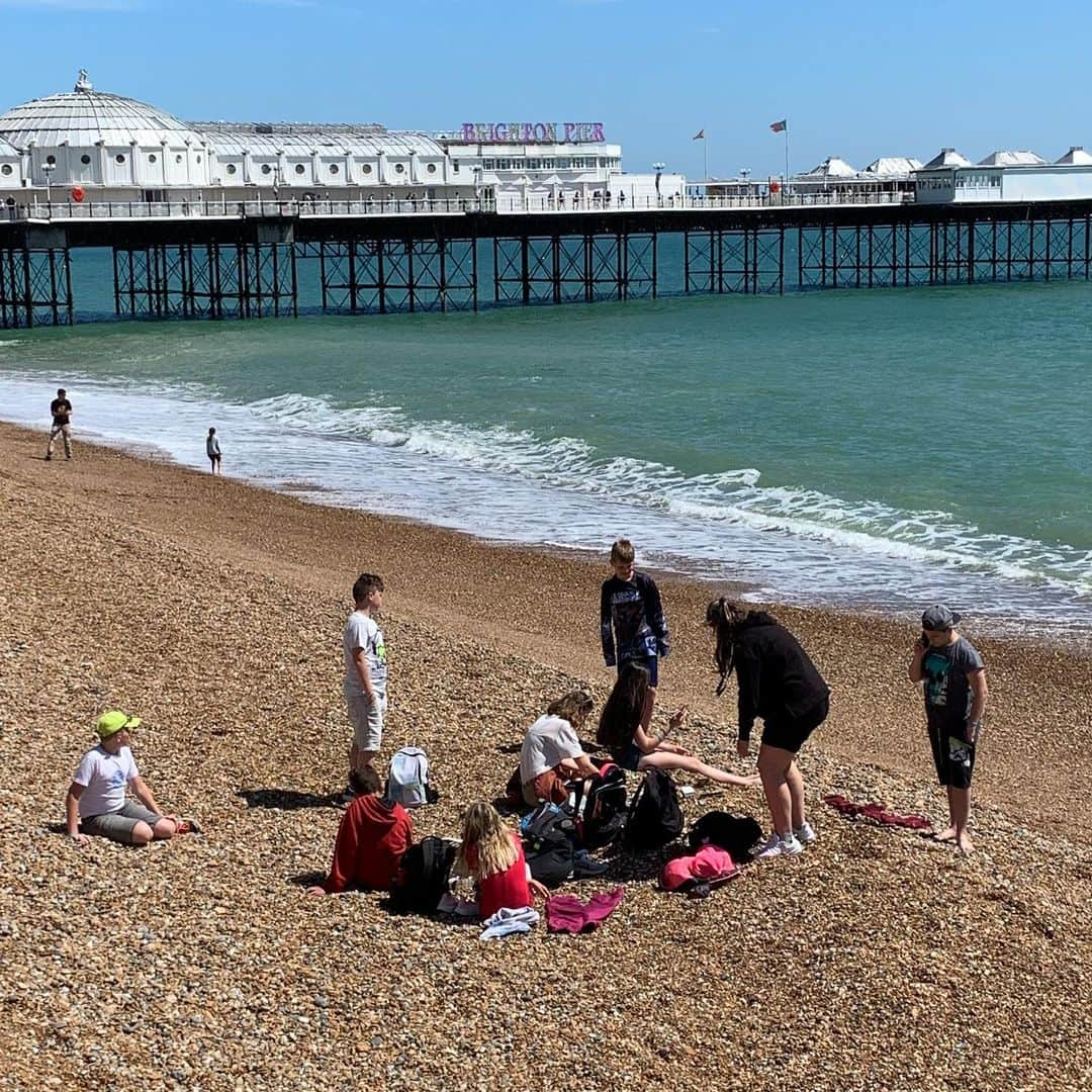 菅沼ゆり（ゆりっぱ）さんのインスタグラム写真 - (菅沼ゆり（ゆりっぱ）Instagram)「本命のBrighton⛵️ ビーチがコロコロした石でできてるの、 裸足になっても寝ても汚れないビーチ良い。 天気に恵まれて暑かった〜！夏！ 現地の方？海外の方は フォ〜！って言いながらその場で服を脱いでビーチに荷物を置いてパンツになって海に飛び込んでたよ。いいねえ :) 写真にはないけどブライトン駅付近の古着屋さんや雑貨屋さんがオシャレすぎてす〜〜ごく良かったです。 若手アーティストさん達のアートが飾られてるセレクトショップがイケてた。 特急電車みたいなので小一時間電車に揺られて 友達と喋ってたら秒で着いたよ。 イギリスの中でも小旅行気分☺︎ カラフルで陽気な街だった！ #yurippa_trip」6月19日 16時18分 - yurippa93