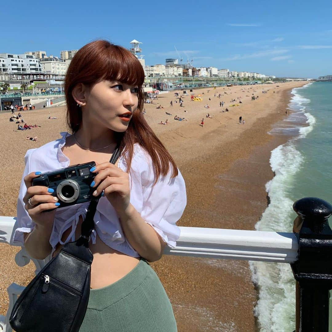 菅沼ゆり（ゆりっぱ）さんのインスタグラム写真 - (菅沼ゆり（ゆりっぱ）Instagram)「本命のBrighton⛵️ ビーチがコロコロした石でできてるの、 裸足になっても寝ても汚れないビーチ良い。 天気に恵まれて暑かった〜！夏！ 現地の方？海外の方は フォ〜！って言いながらその場で服を脱いでビーチに荷物を置いてパンツになって海に飛び込んでたよ。いいねえ :) 写真にはないけどブライトン駅付近の古着屋さんや雑貨屋さんがオシャレすぎてす〜〜ごく良かったです。 若手アーティストさん達のアートが飾られてるセレクトショップがイケてた。 特急電車みたいなので小一時間電車に揺られて 友達と喋ってたら秒で着いたよ。 イギリスの中でも小旅行気分☺︎ カラフルで陽気な街だった！ #yurippa_trip」6月19日 16時18分 - yurippa93