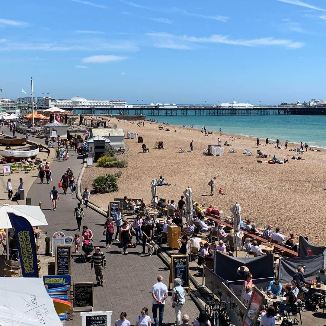 菅沼ゆり（ゆりっぱ）さんのインスタグラム写真 - (菅沼ゆり（ゆりっぱ）Instagram)「本命のBrighton⛵️ ビーチがコロコロした石でできてるの、 裸足になっても寝ても汚れないビーチ良い。 天気に恵まれて暑かった〜！夏！ 現地の方？海外の方は フォ〜！って言いながらその場で服を脱いでビーチに荷物を置いてパンツになって海に飛び込んでたよ。いいねえ :) 写真にはないけどブライトン駅付近の古着屋さんや雑貨屋さんがオシャレすぎてす〜〜ごく良かったです。 若手アーティストさん達のアートが飾られてるセレクトショップがイケてた。 特急電車みたいなので小一時間電車に揺られて 友達と喋ってたら秒で着いたよ。 イギリスの中でも小旅行気分☺︎ カラフルで陽気な街だった！ #yurippa_trip」6月19日 16時18分 - yurippa93