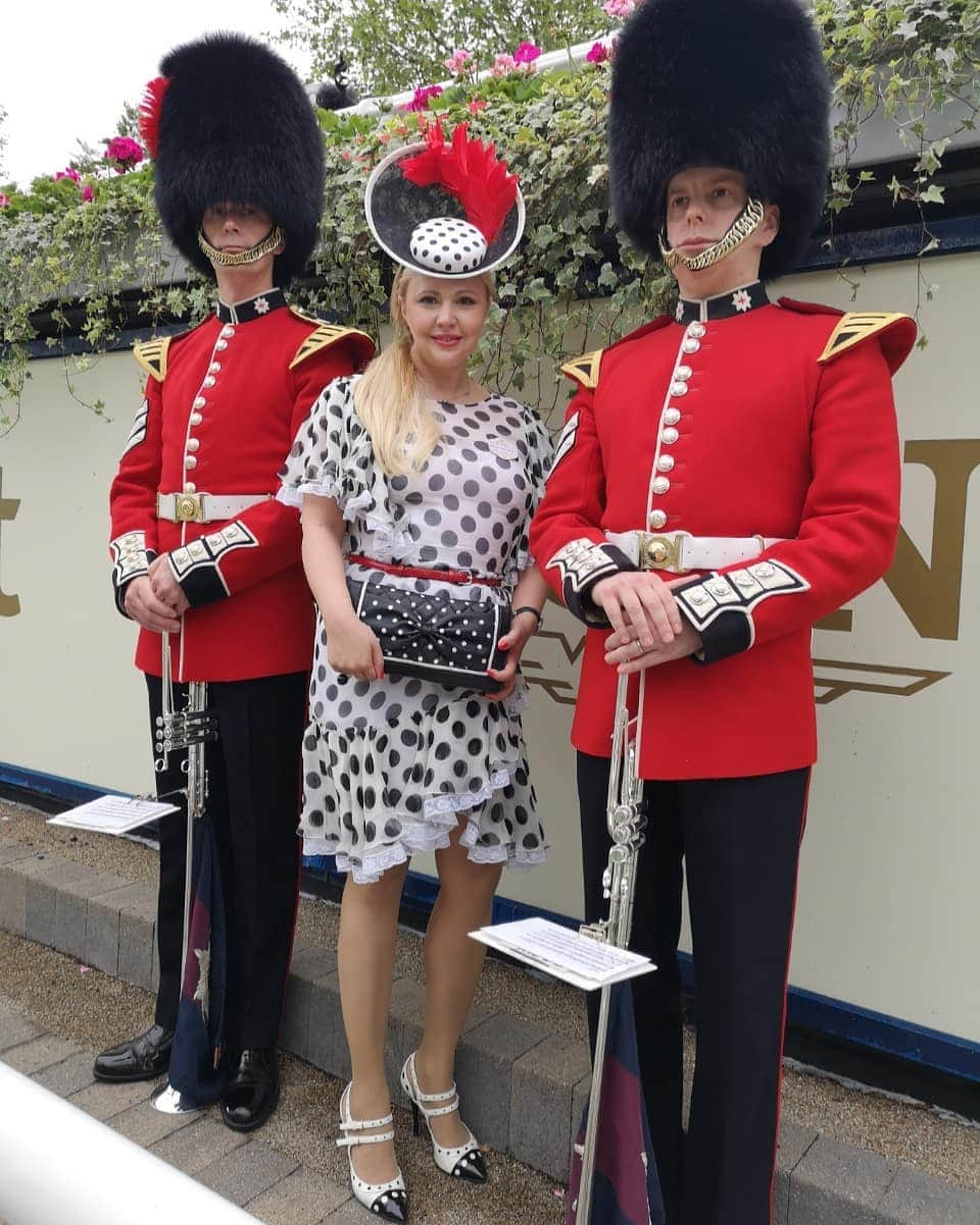 アンナ＝マリア・ガロヤンさんのインスタグラム写真 - (アンナ＝マリア・ガロヤンInstagram)「Royal Ascot is officially underway and the sartorial stakes are already high.🐎💂‍♂️👱‍♀️💂‍♀️🐎 . PS! The event first began in 1711 and has been widely regarded as one of the most important fashion events in the UK calendar. . #royalascotraces #summertradition #firstdayofroyalascot #polkadotslove ##britishtradition #fromyeartoyear #racingfashion  #livelovelondon #royalascotfashion #likenowhereelse #polkadotslove #monochromatic #dolceandgabbana #polkadotsmood #royalascot2019  #royalascot #royalascotmakeup #ascotstyle #royalascot2019 #itisamgway #royalascotmillinerycollective」6月19日 16時21分 - annamariagalojan