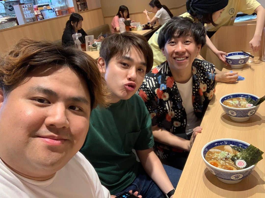 池田真一のインスタグラム：「エディオン難波の9階にあるラーメンパークのラーメンせたが屋に行ってきました！どうもなにわスワンキーズです！ ラーメンパークも安うて充実してました！口だけちゃいました！  ウォーキングサボってます。 誰か叱って下さい。」
