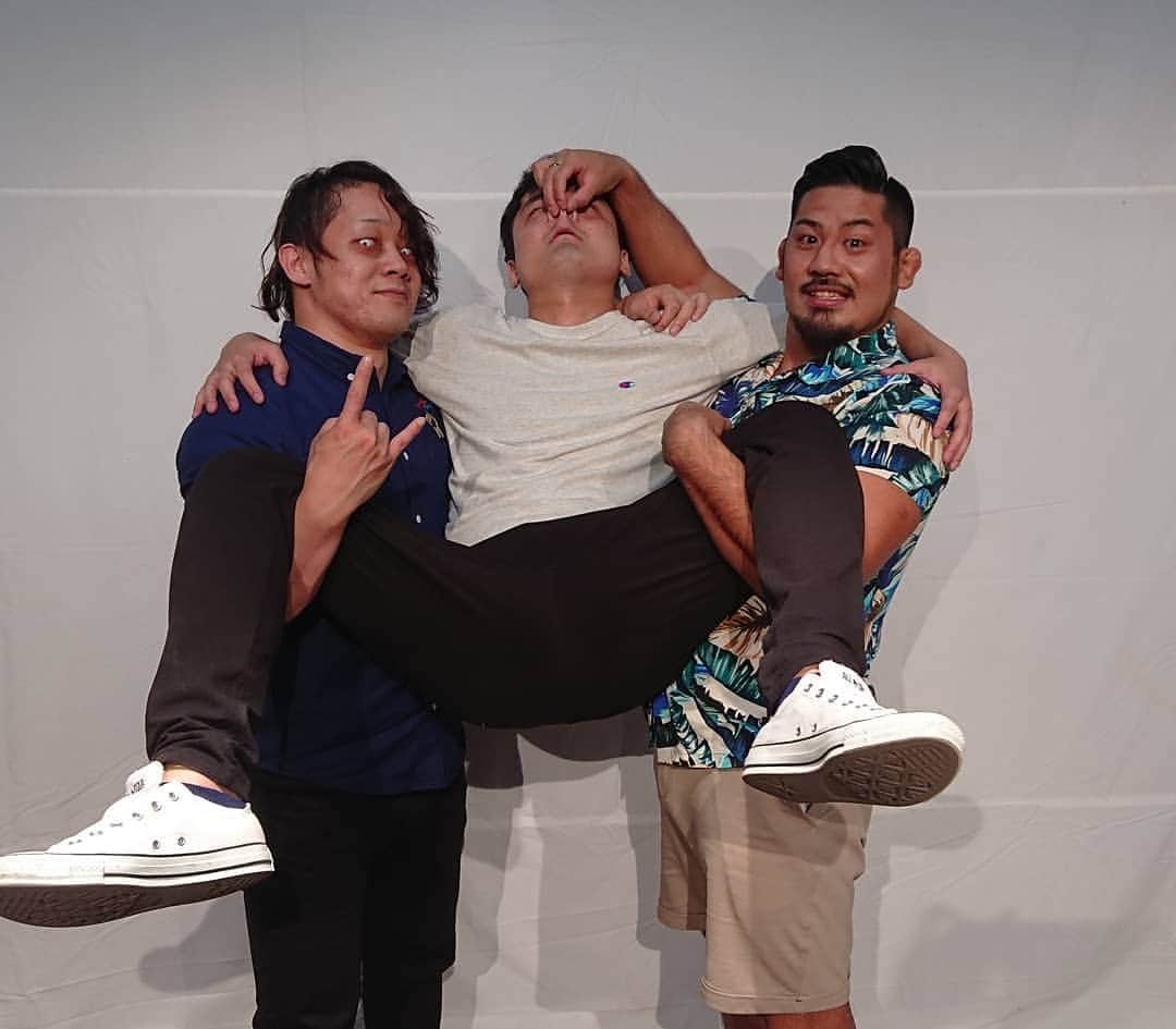 青木泰寛のインスタグラム：「どんな状態だよ！ ご来場ありがとうございました🙏  #w_1 #芦野祥太郎 #児玉裕輔 #運命のドロップキック」