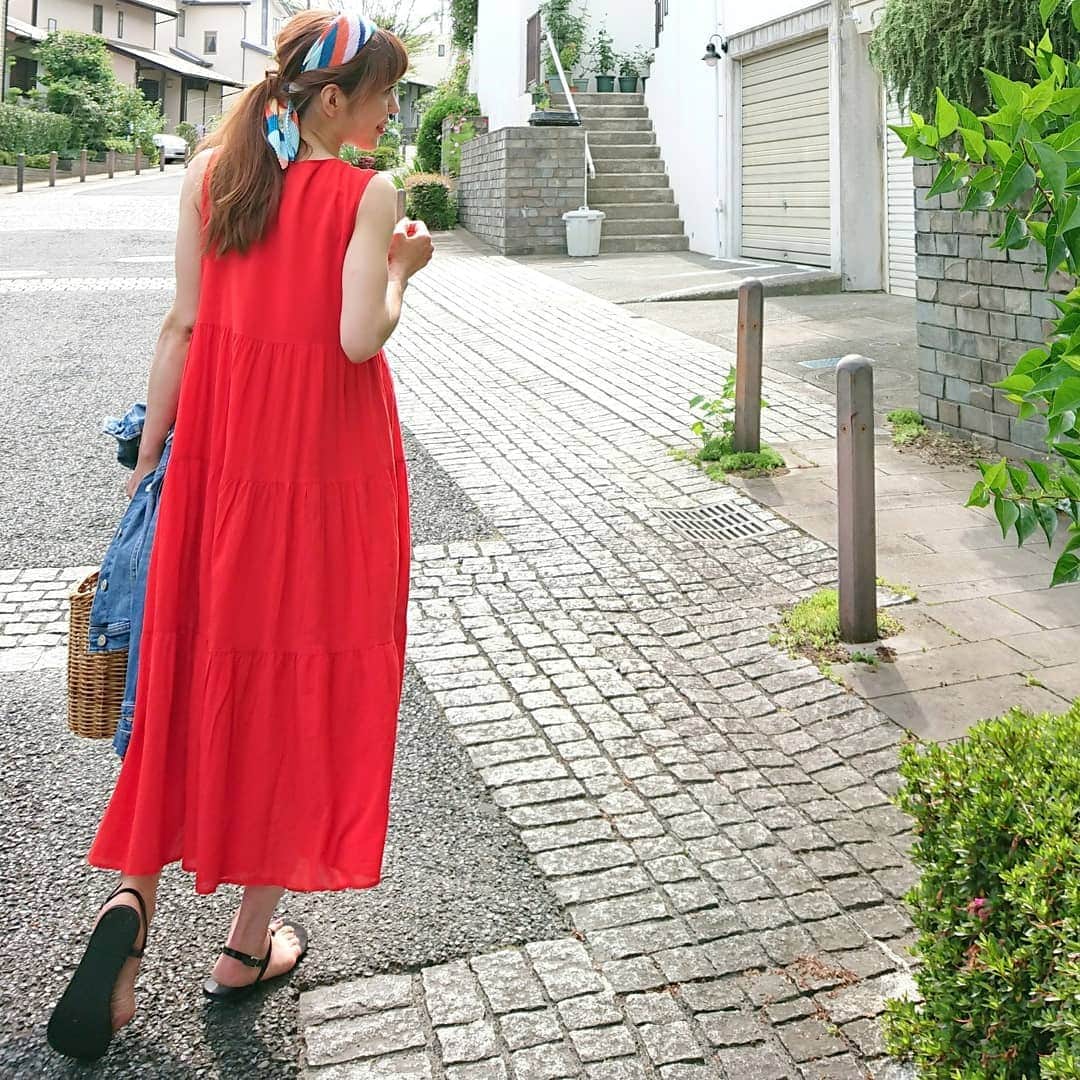 のインスタグラム：「例え行き先はスーパーだとしても  華やかなカラーのワンピース👗なら 気分も上がる♪  #ティアードロングワンピース @uniqlo  この夏もzaraからはたくさんのスカーフが♪シンプルワンピースのポイントに  ビーチサンダルや籐のバッグは リゾート感が出るけれど  ホワイトの小物を合わせても また違う雰囲気が楽しめる♪  #ワンピース @uniqulo #サンダル @hm #スカーフ @zara #かごバッグ @menui_  #instafashion #fashion #code #coordinate #outfit #ファッション #コーデ#ワンピース #uniqlo#uniqloginza2019ss #uniqloginza #ティアードロングワンピース #zara#スカーフアレンジヘア#mamafashion #ママファッション #ママコーデ #プチプラファッション #プチプラコーデ#ワンピースコーデ#サマーコーデ#mineby3m #locari #ロカリ #🍉🍉🍉」