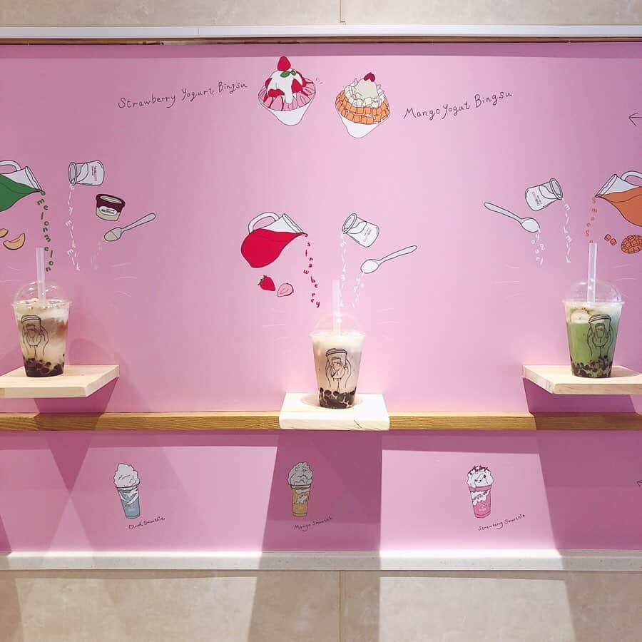 manamisotayutaさんのインスタグラム写真 - (manamisotayutaInstagram)「#自由が丘カフェ 🍨  @select_cafe_kkotbing 🍧🍧 #韓国カフェ が自由が丘に❤︎ 日本初出店✨  pink な店内はまさに韓国カフェみたい♪  夏の新商品#メロンのかき氷 🍈 #オレオのかき氷  ミルクベースでふわっふわな食感❤︎❤︎ 濃厚だけど、そこはかき氷だから後味さっぱり♪ メロンは🍈皮の中にはもちろん身がゴロゴロ❤︎ メロン大好きだからたまらん😋  最後の動画❤︎ 皮をとるとふわふわかき氷♪ メロンソースをたっぷり✨  オレオはほんとオレオたっぷり❤️ さっくさくとふわふわの食感が楽しいっ♪  #タピオカ も焦がし黒糖タピオカラテは香ばしくて大人の味で美味しかったなぁ♪  見た目もどれもかわいいっ💕 映える写真スポットもあるよ😁  また絶対行きたいっっ❤️ 韓国のフードメニューも豊富だったから、ランチも行きたいなぁ♪ ＊ 自由が丘コッビンで検索してね💕 ＊ ＊  #コッビン#かき氷#韓国#自由が丘 #cafe #カフェ#カフェ部 #pr #カフェ巡り#gw_mag #カフェ #photogenic#オシャレカフェ巡り  #instagood #インスタ探検隊 #4yuuu #オシャレカフェ#フォトジェニック #カフェ好きな人と繋がりたい  #リトリップ#retrip#retrip_cafe #genic_cafe #sucle」6月19日 16時33分 - manamisotayuta