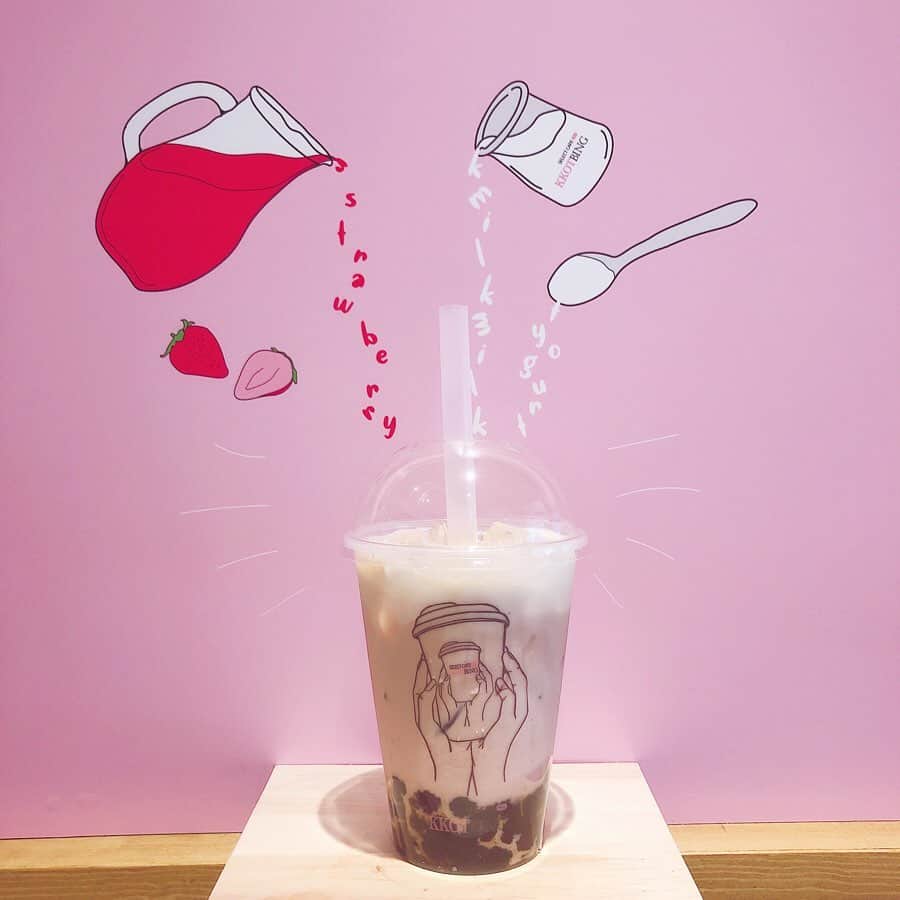 manamisotayutaさんのインスタグラム写真 - (manamisotayutaInstagram)「#自由が丘カフェ 🍨  @select_cafe_kkotbing 🍧🍧 #韓国カフェ が自由が丘に❤︎ 日本初出店✨  pink な店内はまさに韓国カフェみたい♪  夏の新商品#メロンのかき氷 🍈 #オレオのかき氷  ミルクベースでふわっふわな食感❤︎❤︎ 濃厚だけど、そこはかき氷だから後味さっぱり♪ メロンは🍈皮の中にはもちろん身がゴロゴロ❤︎ メロン大好きだからたまらん😋  最後の動画❤︎ 皮をとるとふわふわかき氷♪ メロンソースをたっぷり✨  オレオはほんとオレオたっぷり❤️ さっくさくとふわふわの食感が楽しいっ♪  #タピオカ も焦がし黒糖タピオカラテは香ばしくて大人の味で美味しかったなぁ♪  見た目もどれもかわいいっ💕 映える写真スポットもあるよ😁  また絶対行きたいっっ❤️ 韓国のフードメニューも豊富だったから、ランチも行きたいなぁ♪ ＊ 自由が丘コッビンで検索してね💕 ＊ ＊  #コッビン#かき氷#韓国#自由が丘 #cafe #カフェ#カフェ部 #pr #カフェ巡り#gw_mag #カフェ #photogenic#オシャレカフェ巡り  #instagood #インスタ探検隊 #4yuuu #オシャレカフェ#フォトジェニック #カフェ好きな人と繋がりたい  #リトリップ#retrip#retrip_cafe #genic_cafe #sucle」6月19日 16時33分 - manamisotayuta