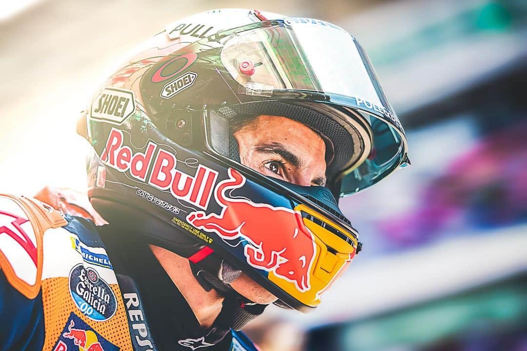 レプソル・ホンダのインスタグラム：「HRC Photographer @polarityphoto ⠀⠀⠀⠀⠀⠀⠀⠀⠀ A split second before tearing out of pit lane, this is the look of a man that has one thing on his mind....going fast! The team had just made some quick setup changes in the dying minutes of the session and Marc was heading out to put them to the test before qualifying later that day, where he would eventually secure second on the grid. You could really sense the pressure and importance of the setup change but as usual Marc was locked into his laser focused mindset and I think all of this can be felt in the image just by the look in his eyes. A simple photo that speaks volumes and my favourite from the Catalan GP.  ISO 400 1/800 f/3.2」