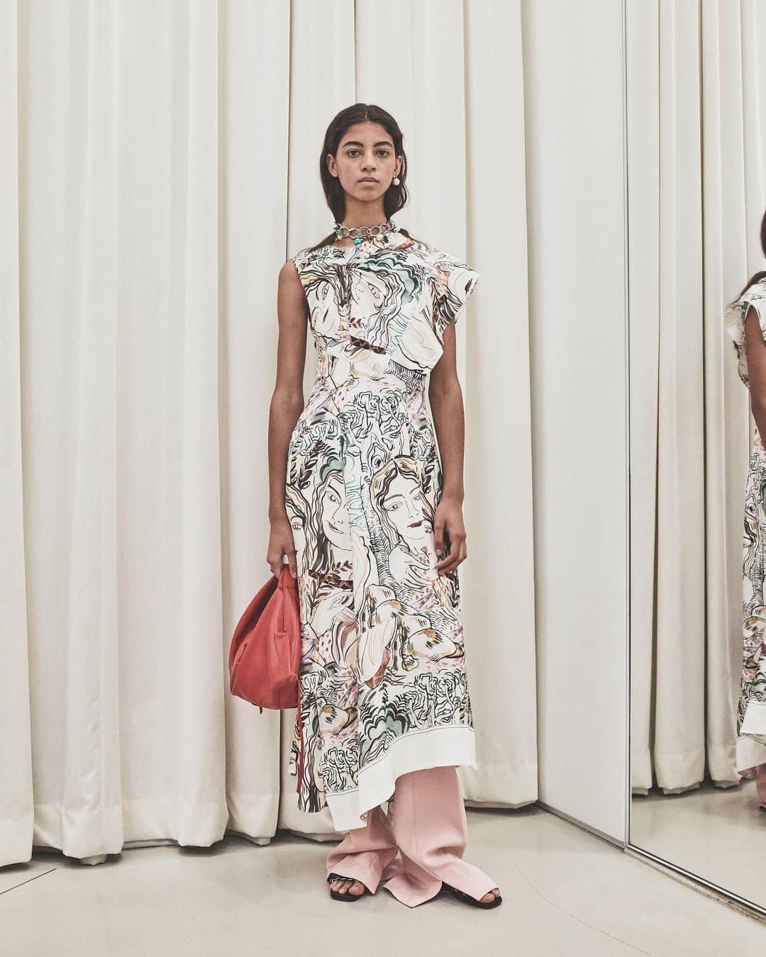 Fashion Headlineのインスタグラム：「3.1 フィリップ リム（ @31philliplim ）のポップアップが伊勢丹新宿店本館3階=ウエストパーク/プロモーションにて、6月27日まで開催中!  今すぐ着たい夏のレディ・トゥ・ウエア、シューズ、アクセサリーに加え、2019年プレフォールコレクションの先行販売も。  この夏を鮮やかに彩ってくれること間違いなしのモードでリアルなワードローブを見つけに、ぜひ、ポップアップへ足を運んでみて。  なお、期間中は、伊勢丹オンラインストアでも同商品を展開。  イベント情報 3.1 PHILLIP LIM PRE-FALL 2019 ISETAN POP-UP  会期：6月19日〜6月27日 会場：伊勢丹新宿店本館3階=ウエストパーク/プロモーション 住所：東京都新宿区新宿3-14-1 . -------------------------------------- . .  #31philliplim #31フィリップリム #31PreFall2019. #31Tribe  #三越伊勢丹 #伊勢丹新宿店 #ワードローブ #ポップアップ」