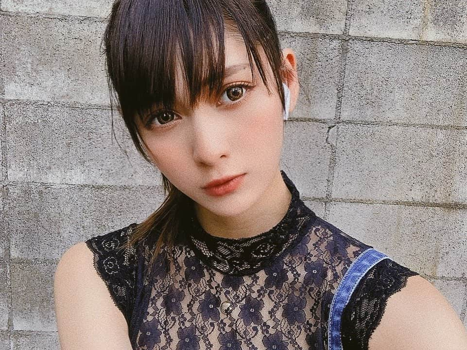 アンジェラ芽衣さんのインスタグラム写真 - (アンジェラ芽衣Instagram)「今日は前髪ストレート気味﻿ 後ろも真っすぐにしたんだけど普通に生活してたらウネウネしてきたから結んだ🤔﻿ ﻿ #アンジェラ芽衣 #自撮り #selfie #selfie #写真 #photo」6月19日 16時50分 - ange_la00