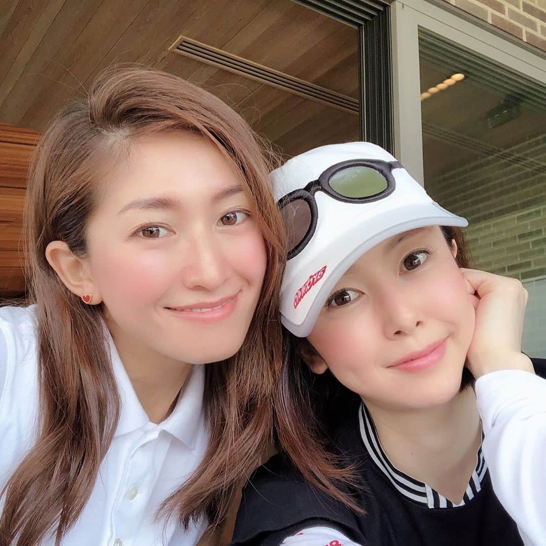 森下千里のインスタグラム：「アプリ使うと、わたし、白い！！別人みたい😂 日焼けのケアをしっかりしてる宮崎さんに色々と聞かせてもらい、 自分の黒さと鏡を見つめて、むむむ。って感じ。 会うと、みんなに焼けたねーーー！って言われる💦 梅雨とはいえ、さすが夏。 気がつかない間に焼けてるよね…。 . .  バックで回って100打たなかったから、 ほっとしてます。 でも、もうちょっと縮められそう…な予感。 . . #golf #beautifullife #美白  #むしろ #日焼け #ゴルフ三昧 #メイク #ブラウンマスカラ #SDBK」