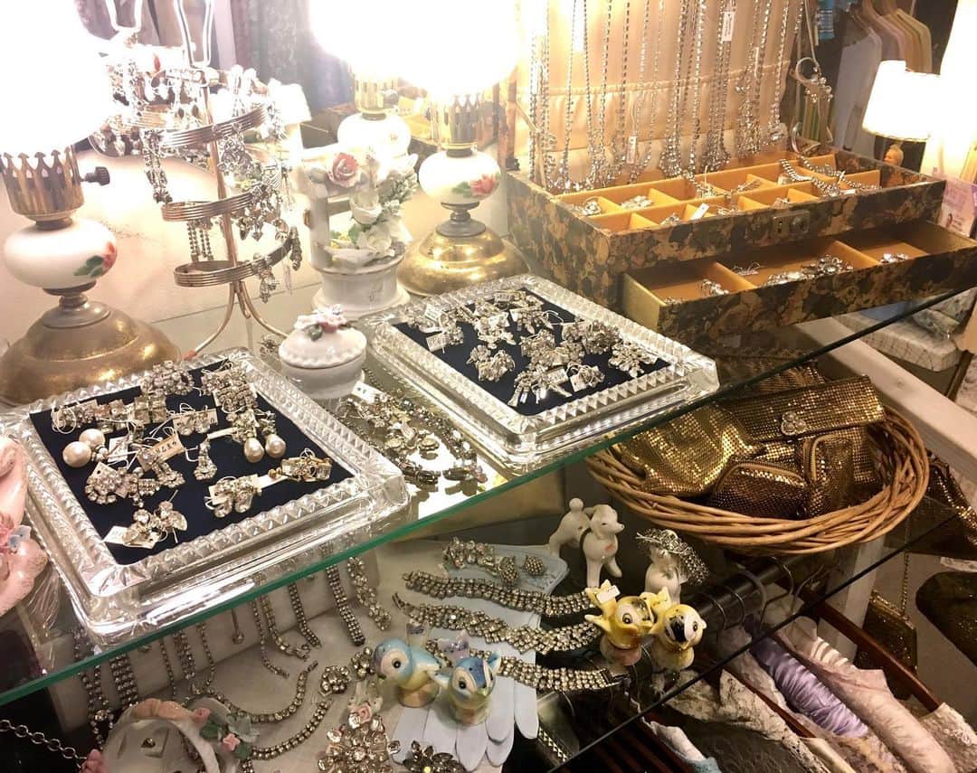NUTTY Vintage&Collectibleさんのインスタグラム写真 - (NUTTY Vintage&CollectibleInstagram)「💠FORMAL CORNER💠  フォーマルの場にもおすすめな Vintage rhinestone jewelry & gold purse スッキリと、ご覧いただきやすくなりました。 普段のお使いにももちろんおススメです！  #nutty#vintageshop#boutique#osaka#horie#japan#ootd#fashion#vintagestyle#vintagefashion#used#vintage#大阪#堀江#南堀江#古着#古着屋#古着女子#ヴィンテージ#ビンテージ#ootd#コーディネート#coordinate#ファッション#大阪古着#ヴィンテージショップ#40s#50s#60s#vintagejewerly」6月19日 16時53分 - nutty_vintage
