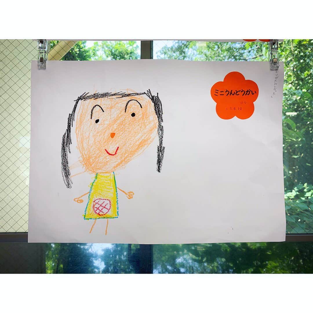 バイリンガル3兄妹のインスタグラム：「幼稚園のお部屋に、園児が描いた 「運動会の思い出」が貼り出されていました。 ・ お華さんが描いた絵の中にいるお華さんは、笑顔でドラミちゃんのお洋服を着ていました♡ ・ ・ #4歳 #年少 #はなち #バイリンガル3兄妹  #運動会の絵 #思い出」