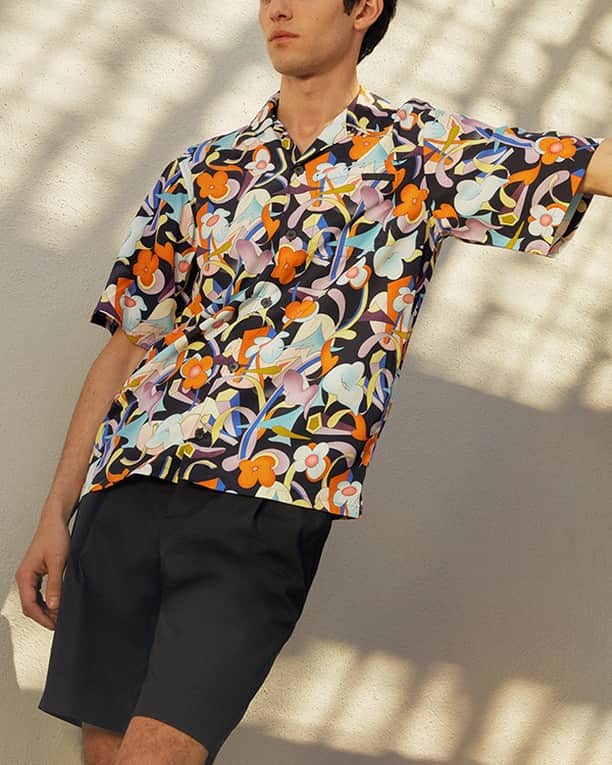MR PORTERのインスタグラム：「Yes, there’s nothing much new here in terms of the aesthetic – the camp collar is still very much the thing; floral prints are, of course, perfect for long, sunny afternoons. And yet, this @prada iteration feels both fresh and funky.⁣﻿ -⁣﻿ 🛒 Prada Shirt (1095769) and @stellamccartney shorts (1111426) available now. Tap or head to the link in bio to shop. #MRPORTER」