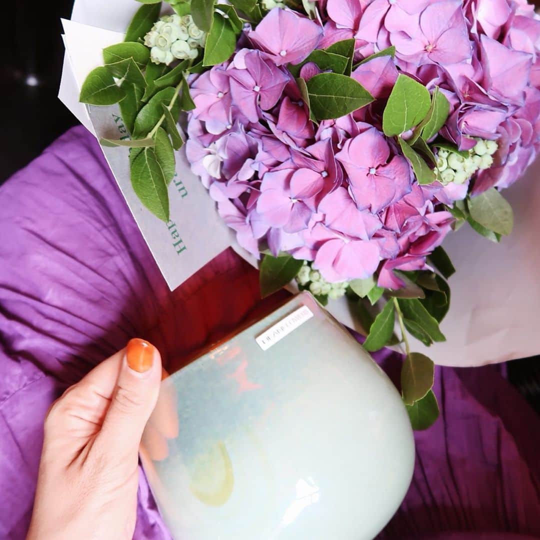 urakoさんのインスタグラム写真 - (urakoInstagram)「. 大好きな紫陽花♡ . パープル着てきてね！ と言われて なんだろ？と思ってたら 紫陽花とリンクカラーでした💜 . . プレゼントは オシャレな花器💛 嬉しくて すぐに紫陽花を生けました😆 @machatt_  ありがとう！ . . #お誕生日」6月19日 17時01分 - urako0618