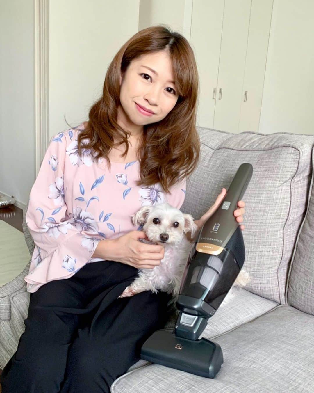 こままりえさんのインスタグラム写真 - (こままりえInstagram)「✴︎ NEW vacuum cleaner🐶✨ . 新しい掃除機が我が家に✨ エルゴラピード・リチウム プラチナ✨ . フローリング掃除はもちろん、 ソファやクッションに絡みついた毛を 手軽にねこそぎ吸い取ってくれるから ペットがいるお家にとてもオススメ🐶 . 元々プリンくんは毛が抜けないほうだけど それでもしっかりと毛が吸い取れました👍  ボタンを踏むだけでブラシに絡まった毛も 自動でカットしてくれるのも使いやすい〜😉 . デザイン性にも富んでいて お部屋に置いておいてもオシャレ👏 何より、我が家は小さな子供たちがいるから 根こそぎお掃除できるのは心強いです👶💓 . #PR #エレクトロラックス #ERGORAPIDO #エルゴラピード #掃除機 #クリーナー #スティッククリーナー #ハンディクリーナー #北欧 #スウェーデン生まれ #掃除 #お掃除 #最新家電 #家電 #家電好き #Electrolux #vacuumcleaner #cleaner #cleanup #愛犬 #いんすたぷりん #プリンくん #マルプー #ミックス犬 #愛犬との暮らし #娘ちゃんの成長記録 #2歳2ヶ月」6月19日 17時01分 - komamarie