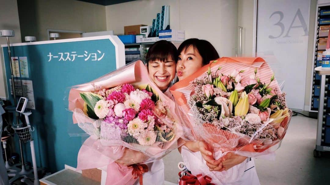 水川あさみのインスタグラム：「ついについに最終回です💉 最後までドタバタ。ハルカは病院を辞めさせられる⁈夏美の恋に母親が大反対⁈泣いても笑っても最終回。 仕事に恋に奮闘してきたナース達は一体どうなるのか、是非今夜22時にお会いしましょ💁🏻‍♀️ 写真はオールアップ直後🥳 わっしょいわっしょい。  #白衣の戦士」
