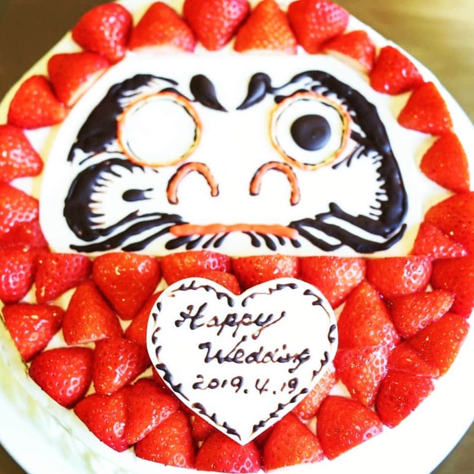 晴レの日｜HARENOHIさんのインスタグラム写真 - (晴レの日｜HARENOHIInstagram)「ケーキ入刀ならぬ、 だるまの目入れ❤ 和婚ならではの可愛い演出です♪ チョコで目を入れ愛を誓う🎵 #晴レの日 #大阪サロン #ウェディングケーキ  #和婚ケーキ #和婚花嫁  #和婚をもっと盛り上げ隊  #和装をもっと盛り上げたい  #結婚式準備 最高の晴レの日になりました✨」6月19日 17時23分 - harenohi_official